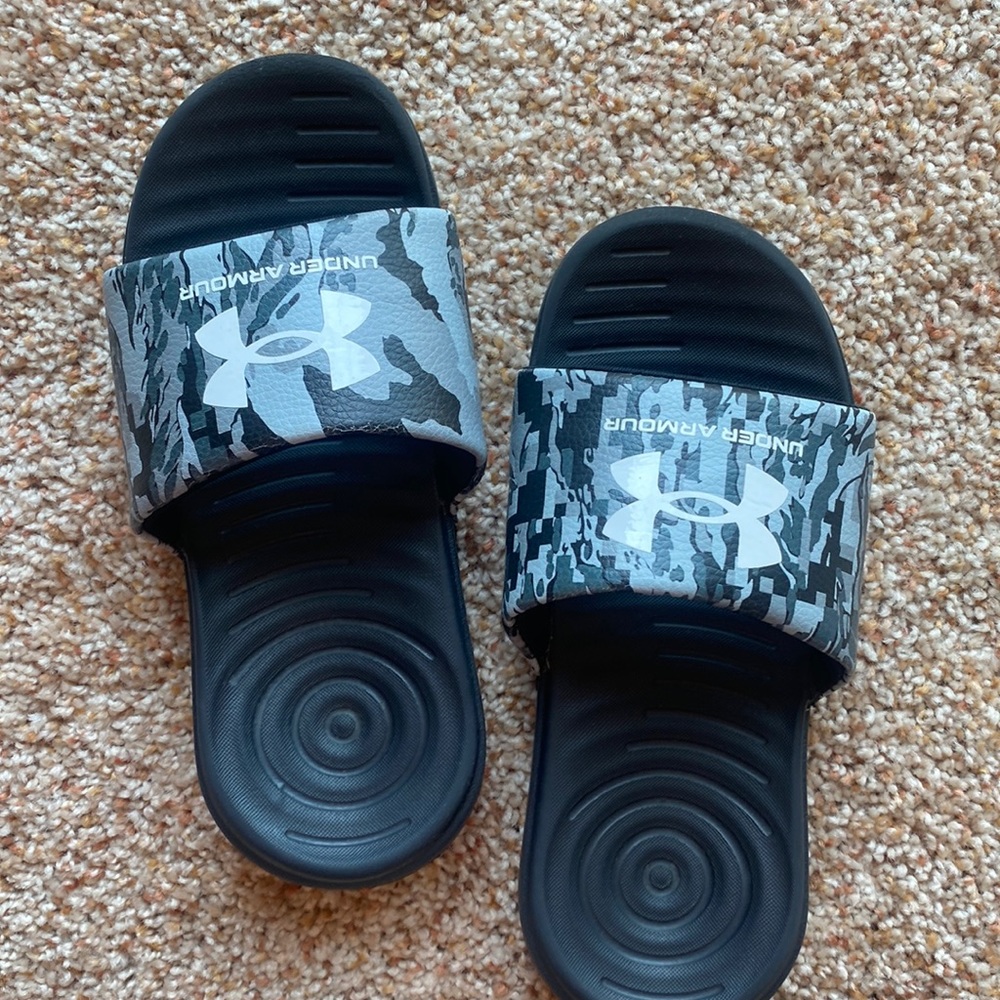 Youth little boys size 1 under armor slides